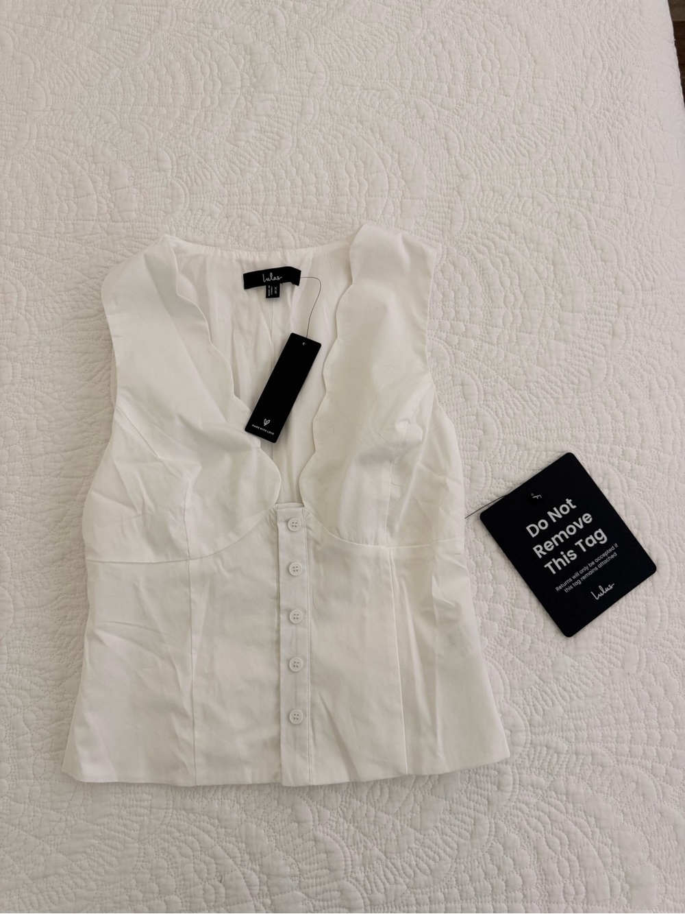 Lulu's White Scalloped V-Neck Button-Front Camisole